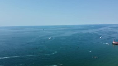 Bournemouth UK Beach ve Ocean 'daki Slow Motion High Angle Moving Sports Boat. Güzel Sıcak Yaz Günü. İnsanlar yaz tatilinin tadını çıkarıyorlar. Görüntü 18-07-2022