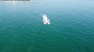 Bournemouth UK Beach ve Ocean 'daki Slow Motion High Angle Moving Sports Boat. Güzel Sıcak Yaz Günü. İnsanlar yaz tatilinin tadını çıkarıyorlar. Görüntü 18-07-2022