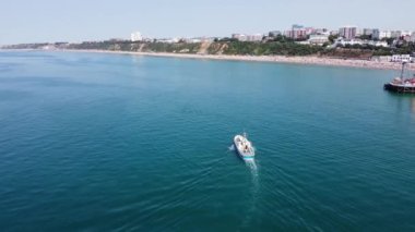 Bournemouth UK Beach ve Ocean 'daki Slow Motion High Angle Moving Sports Boat. Güzel Sıcak Yaz Günü. İnsanlar yaz tatilinin tadını çıkarıyorlar. Görüntü 18-07-2022