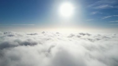 Bulutların üstünde ve gündoğumunda görüntü, video