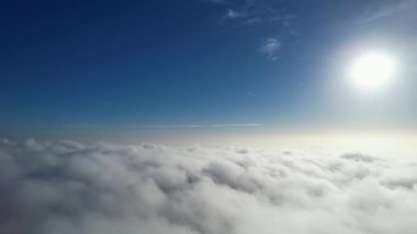 Bulutların üstünde ve gündoğumunda görüntü, video