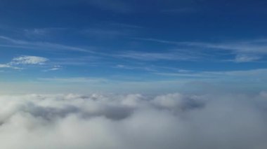 Bulutların üstünde ve gündoğumunda görüntü, video