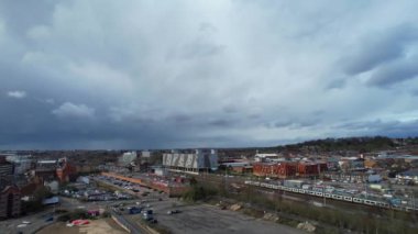 Luton, İngiltere, Birleşik Krallık - 24 Mart 2023: Merkez İstasyonda Tren