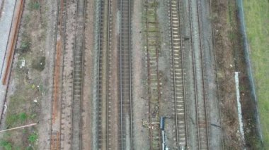 Luton Town, İngiltere 'deki Merkez Tren İstasyonu' ndaki Tren Yollarının Hava Görüntüsü, 24-24 Mart-2023 tarihlerinde Drone 'un Birleşik Krallık' ın Merkez Luton şehrindeki kamerasıyla çekildi..