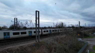 Luton, İngiltere, Birleşik Krallık - 26 Mart 2023: Raylar üzerindeki trenler
