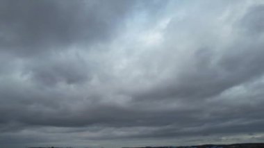 Gökyüzündeki Bulutların Görkemli Manzarası 