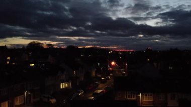 Aydınlanmış İngiliz Şehri ve Gece Yolları 'nın Hava Görüntüsü. İHA 'nın Aydınlanmış İngiliz Kasabası Yüksek Açılı Görüntüsü