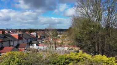  Luton, İngiltere, Birleşik Krallık - 14 Mart 2023: Evler Üzerine Güneşli Gün