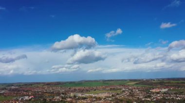  Luton, İngiltere, Birleşik Krallık - 14 Mart 2023: Evler Üzerine Güneşli Gün