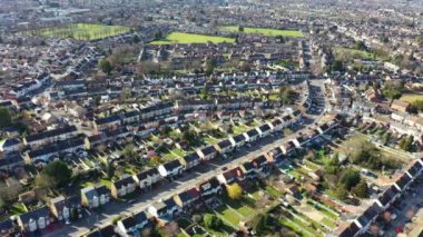  Luton, İngiltere, Birleşik Krallık - 14 Mart 2023: Evler Üzerine Güneşli Gün