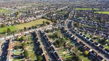  Luton, İngiltere, Birleşik Krallık - 14 Mart 2023: Evler Üzerine Güneşli Gün