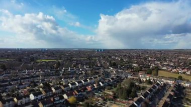  Luton, İngiltere, Birleşik Krallık - 14 Mart 2023: Evler Üzerine Güneşli Gün