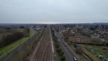 Leagrave Tren İstasyonu 'na yakın Luton Town ve Residential District' in yüksek açılı görüntüsü, Bedava Otomobil Otoparkından İHA 'nın Kamerasıyla 12 Şubat 2023' te görüntülendi.