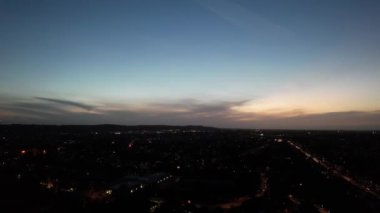 Luton, İngiltere, Birleşik Krallık - 25 Kasım 2022: Gece Şehir Trafiğinin Süreleri