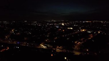 Luton, İngiltere, Birleşik Krallık - 25 Kasım 2022: Gece Şehir Trafiğinin Süreleri