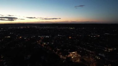 Luton, İngiltere, Birleşik Krallık - 25 Kasım 2022: Gece Şehir Trafiğinin Süreleri