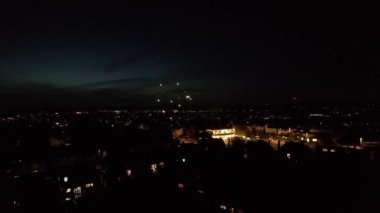 Luton, İngiltere, Birleşik Krallık - 25 Kasım 2022: Gece Şehir Trafiğinin Süreleri