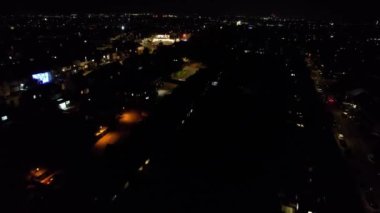 Luton, İngiltere, Birleşik Krallık - 25 Kasım 2022: Gece Şehir Trafiğinin Süreleri