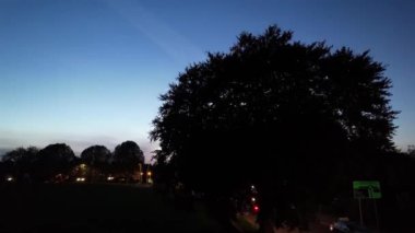 Luton, İngiltere, Birleşik Krallık - 25 Kasım 2022: Gece Şehir Trafiğinin Süreleri