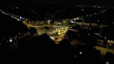Luton, İngiltere, Birleşik Krallık - 25 Kasım 2022: Gece Şehir Trafiğinin Süreleri
