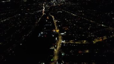 Luton, İngiltere, Birleşik Krallık - 25 Kasım 2022: Gece Şehir Trafiğinin Süreleri