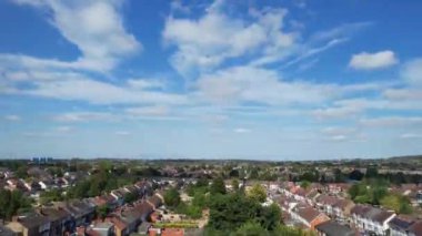 Luton, İngiltere, Birleşik Krallık - 14 Eylül 2022: Bulutların Şehrin Üzerindeki Zamanaşımı videosu