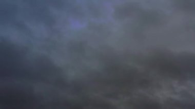 Akşam gökyüzünde bulutlar, video