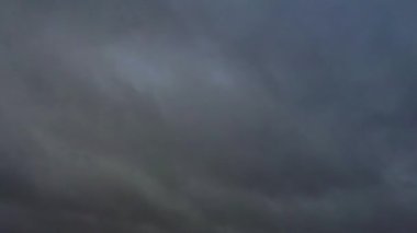 Güzel Yüksek Açılı Bulut ve Gökyüzünün İngiliz Şehri Üzerindeki Görüntüsü