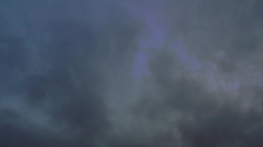 Güzel Yüksek Açılı Bulut ve Gökyüzünün İngiliz Şehri Üzerindeki Görüntüsü