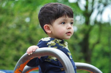 Luton, İngiltere, Birleşik Krallık - 9 Mayıs 2023: bahar parkında sevimli küçük bir çocuk 