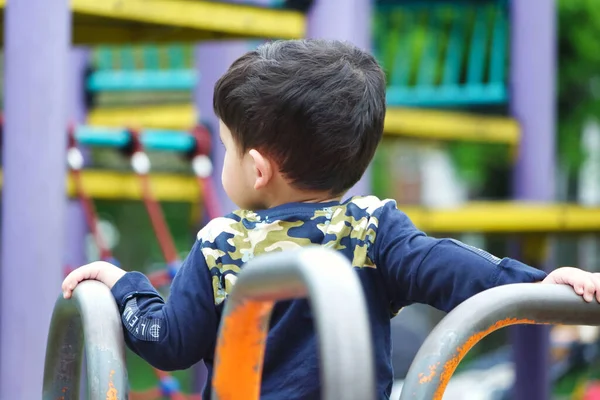 Luton, İngiltere, Birleşik Krallık - 9 Mayıs 2023: bahar parkında sevimli küçük bir çocuk 