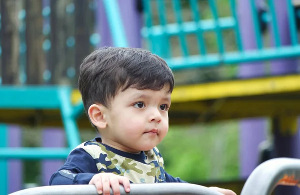 Luton, İngiltere, Birleşik Krallık - 9 Mayıs 2023: bahar parkında sevimli küçük bir çocuk 