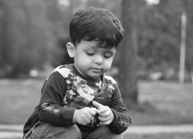 Luton, İngiltere, Birleşik Krallık - 9 Mayıs 2023: bahar parkında sevimli küçük bir çocuk 