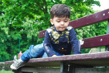 Luton, İngiltere, Birleşik Krallık - 9 Mayıs 2023: bahar parkında sevimli küçük bir çocuk 