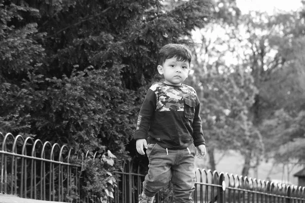 Luton Inghilterra Regno Unito Maggio 2023 Grazioso Bambino Nel Parco — Foto Stock