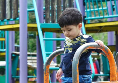 Luton, İngiltere, Birleşik Krallık - 9 Mayıs 2023: bahar parkında sevimli küçük bir çocuk 