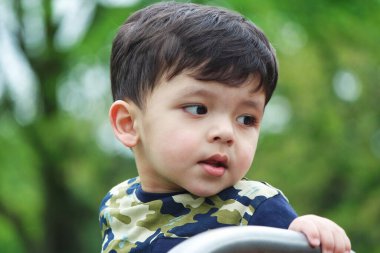 Luton, İngiltere, Birleşik Krallık - 9 Mayıs 2023: bahar parkında sevimli küçük bir çocuk 