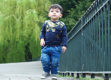 Luton, İngiltere, Birleşik Krallık - 9 Mayıs 2023: bahar parkında sevimli küçük bir çocuk 