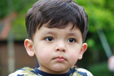 Luton, İngiltere, Birleşik Krallık - 9 Mayıs 2023: bahar parkında sevimli küçük bir çocuk 