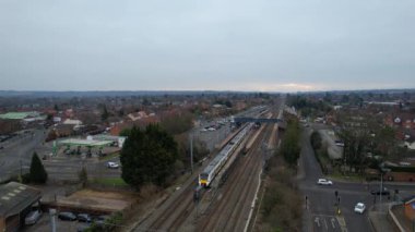 Luton, İngiltere, Birleşik Krallık - 12 Şubat 2023: Tren Raylar Yaklaşan İstasyon
