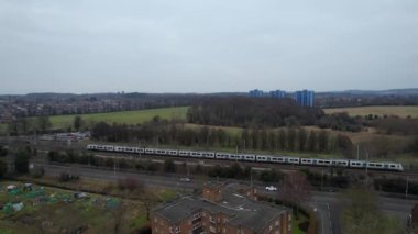 Luton, İngiltere, Birleşik Krallık - 12 Şubat 2023: Tren Raylar Yaklaşan İstasyon