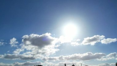 Mavi Gök ve Bulutlar Şehrin Üzerinde, video