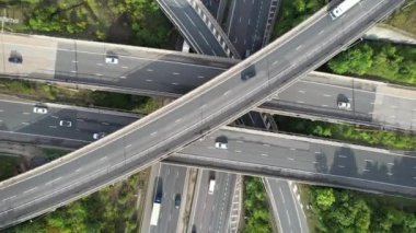 İngiltere, İngiltere - 18 Ekim 2022: Bulutlu bir günde İngiliz Otoyollarının Yüksek Açı Görünümü