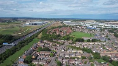 İngiltere, İngiltere - 18 Ekim 2022: Bulutlu bir günde İngiliz Otoyollarının Yüksek Açı Görünümü