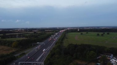İngiltere, İngiltere - 18 Ekim 2022: Bulutlu bir günde İngiliz Otoyollarının Yüksek Açı Görünümü