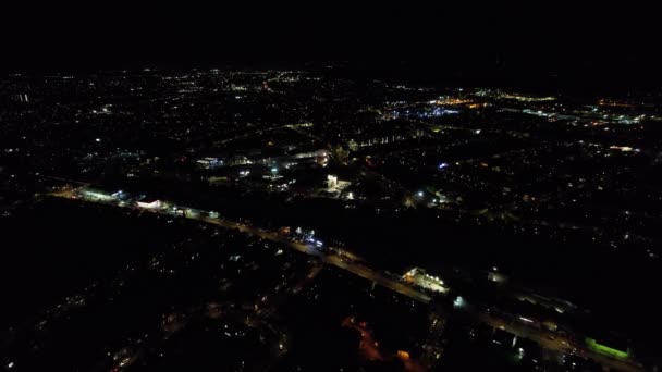 イギリス イングランド ルトン 2022年10月24日 夜の街の美しい空撮 — ストック動画