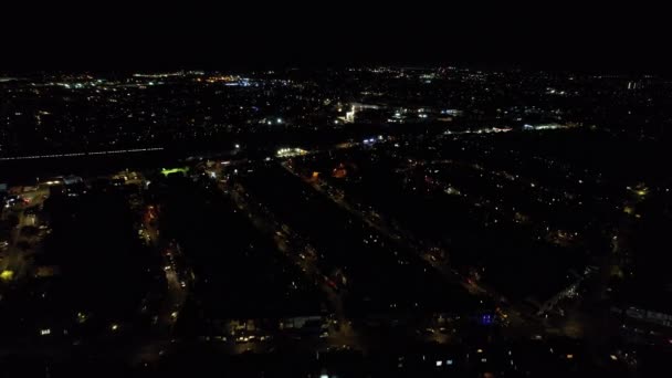 イギリス イングランド ルトン 2022年10月24日 夜の街の美しい空撮 — ストック動画