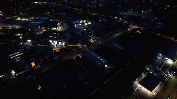 イギリス イングランド ルトン 2022年10月20日 夜の街の美しい空撮 — ストック動画