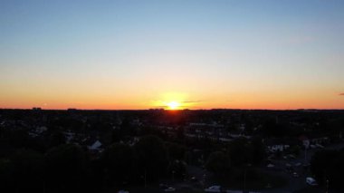 Luton, İngiltere, Birleşik Krallık - 12 Mart 2023: Slow Mo Sunset over City