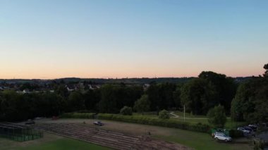 Luton, İngiltere, Birleşik Krallık - 12 Mart 2023: Slow Mo Sunset over City